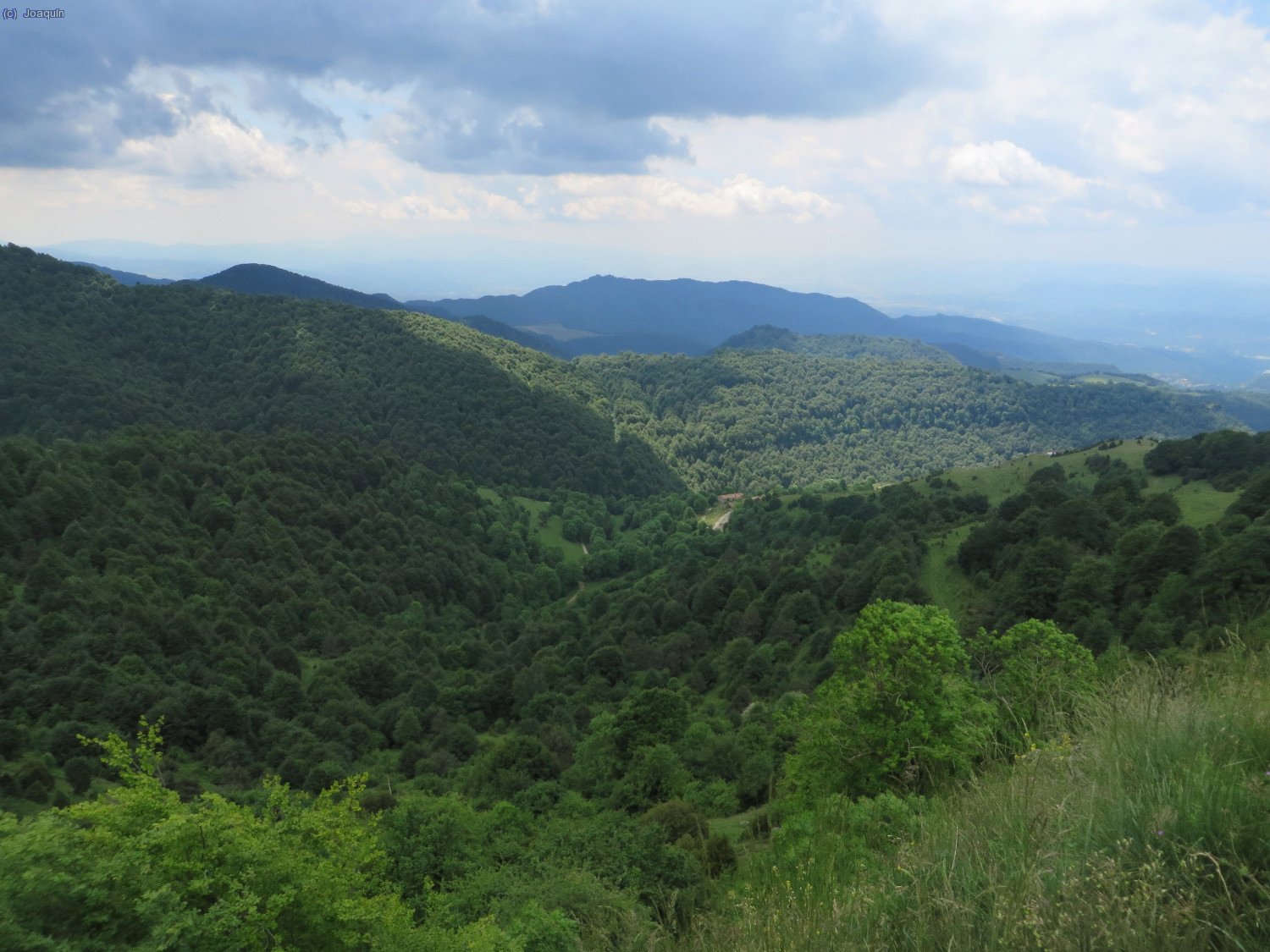 Vistas del valle de la Riera de Milany y al fondo Bellmunt