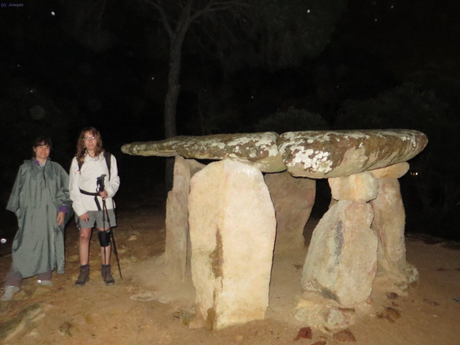 Raquel y Anna en el Dolmen de Pedra Gentil