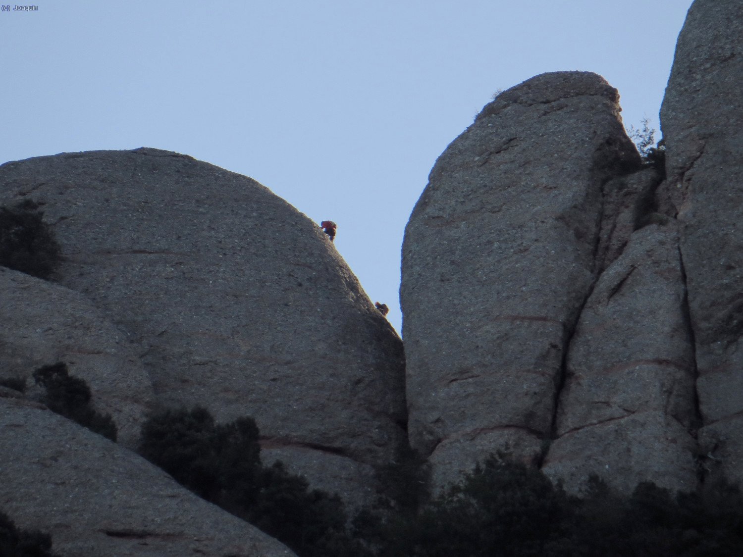 Valientes escalando en las rocas de Montserrat