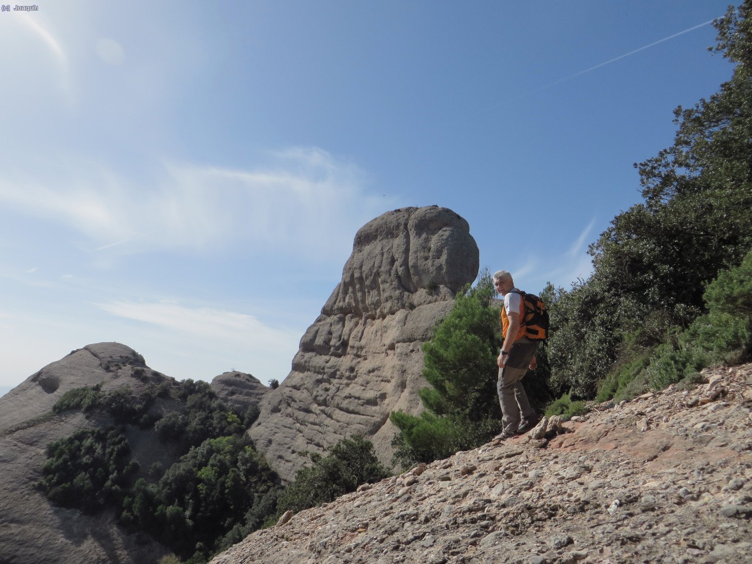 Jordi subiendo al Patufet, detrás Roca Plana dels Llamps y Montgrós a la izquierda