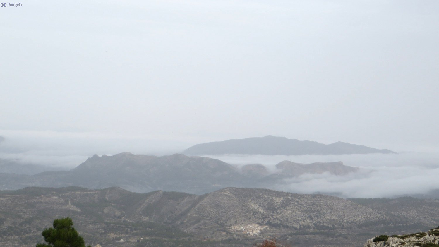 Al fondo La Safor, La Foradà en el centro separados por las nieblas, y delante Tollos en la Sierra de la Almudaina
