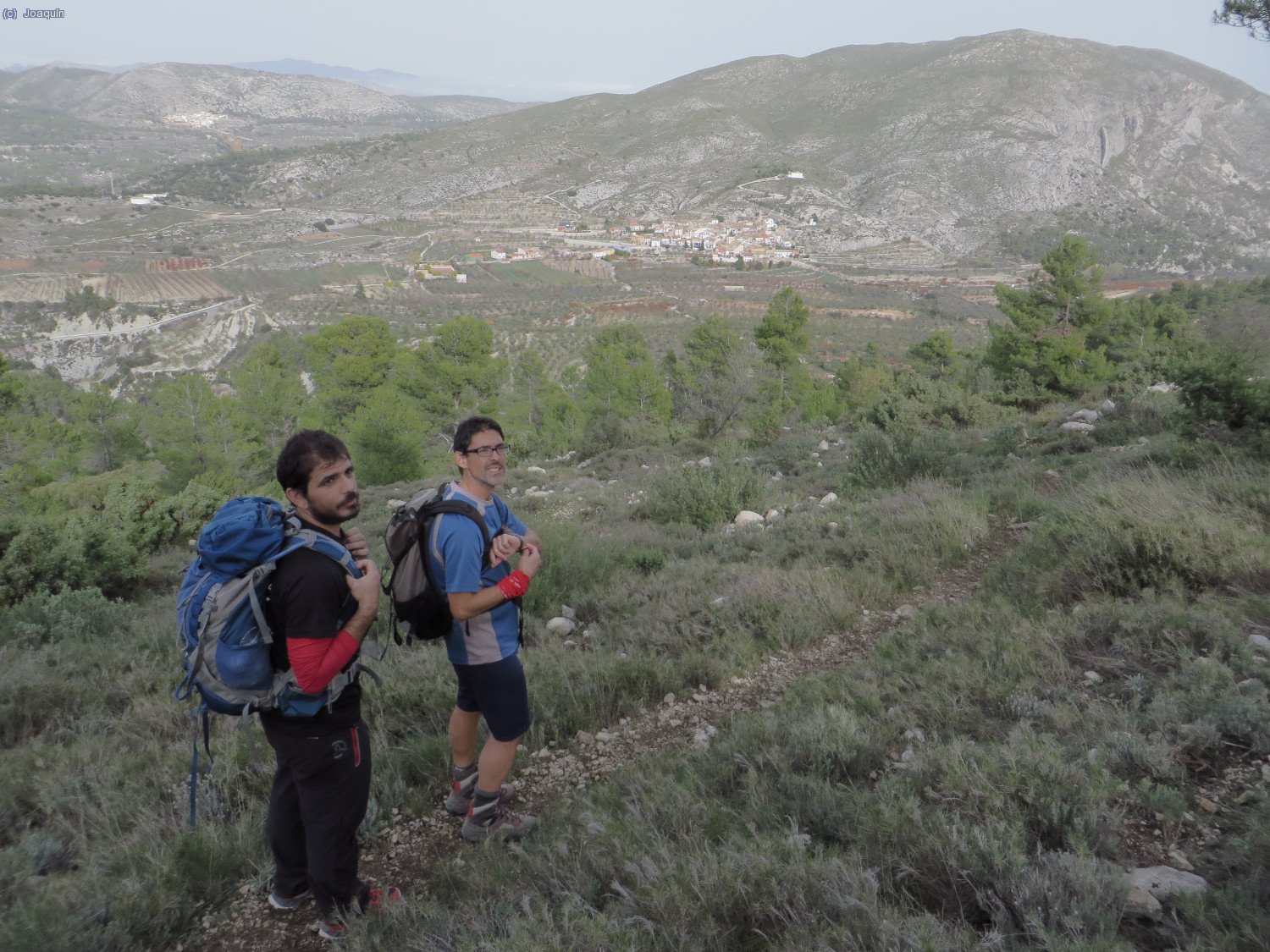Vicente y Jesús bajando a Fageca, dicho pueblo bajo la Sierra d