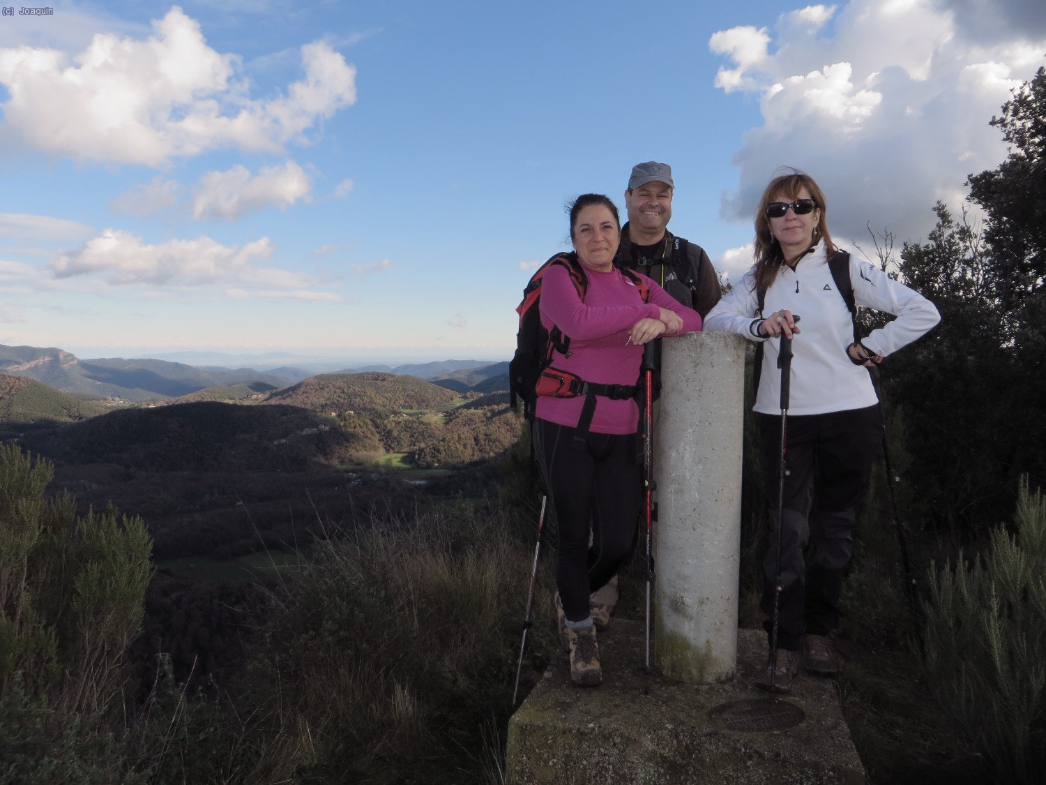 Pili, Xavi y Anna en la cima del Serrat de Roca Lladre