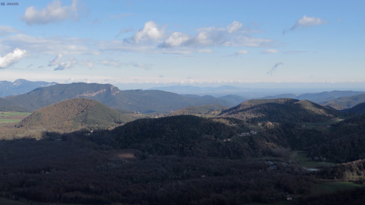 Vistas hacía los volcanes El Croscat y Santa Margarida desde la subida al Serrat de Roca Lladre