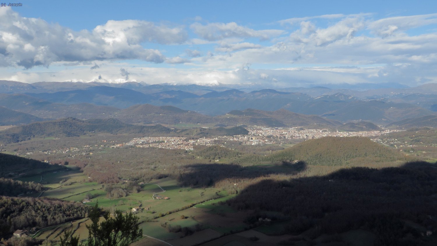 Vistas de Olot desde la cima del Serrat de Roca Lladre