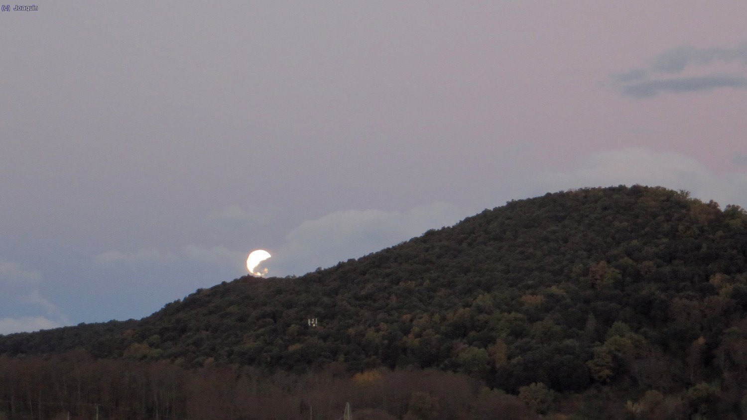 La luna se pone detrás el Volcán de Rocanegra
