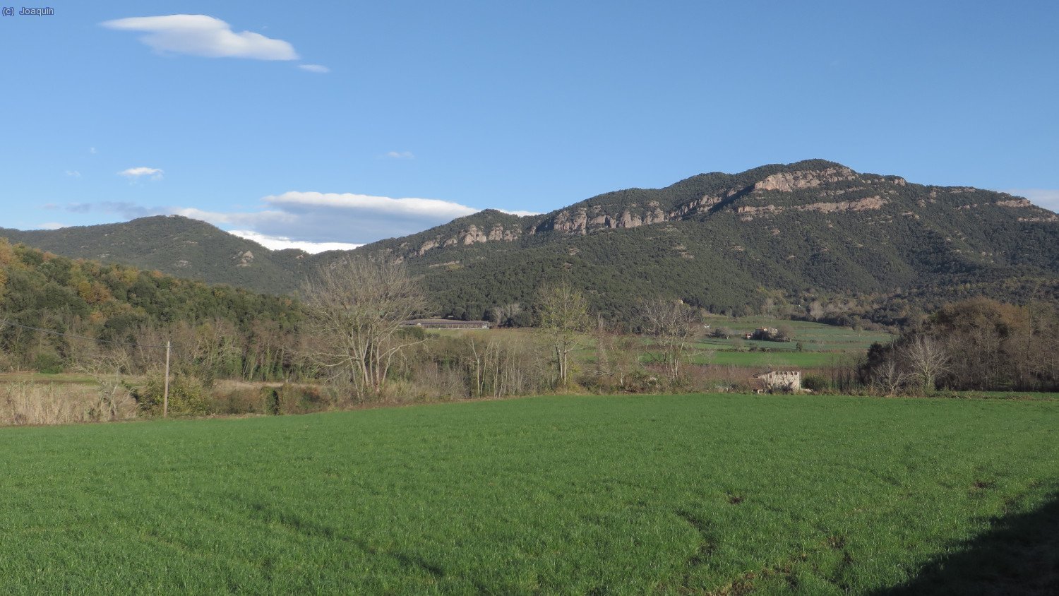 Delante a la derecha Sant Julià del Mont, más a la izquierda el Coll de Boixedes y Puig Sacreu