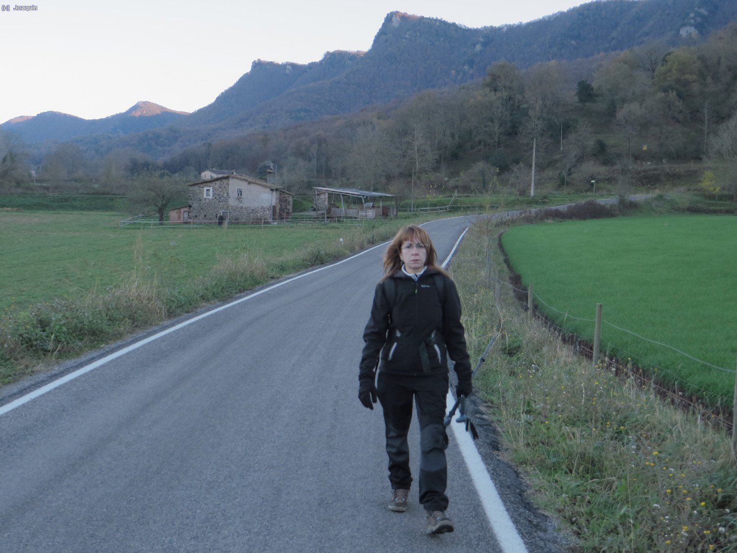 Anna llegando a Les Preses, detrás la Sierra de Marboleny y el Serrat de Penya Lladre justo en el centro