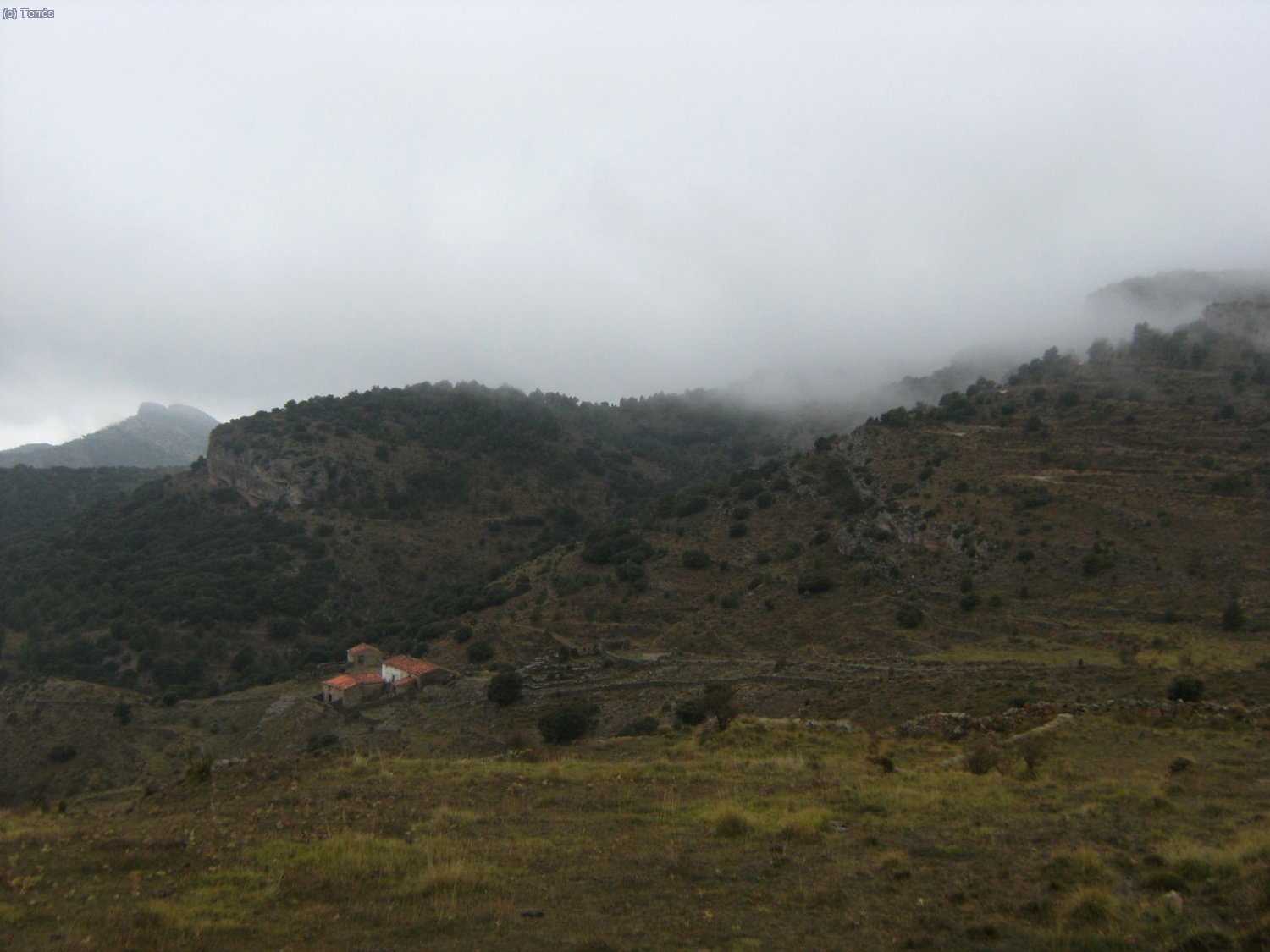 El Mas de Llach y las nubladas vertientes sur del Peñagolosa.