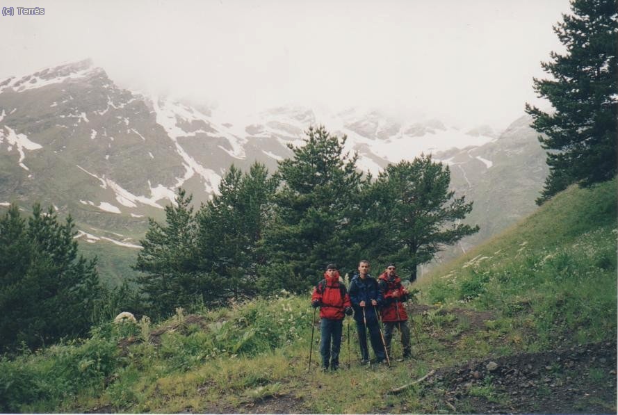 020 Elbrus. Detrás macizo del CHeget Peak y Donguzorum Pequeño.