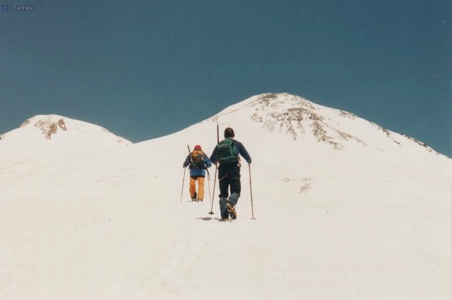 045 Elbrus. Subiendo a Dizel Hut, el Elbrus de fondo.