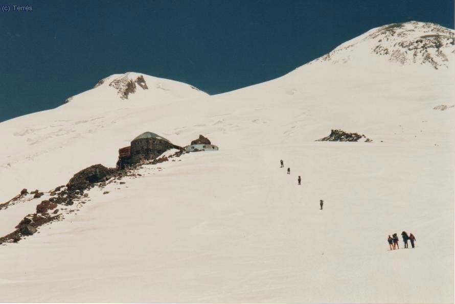 046 Elbrus. Llegando a Dizel Hut, las dos cumbres del Elbrus.