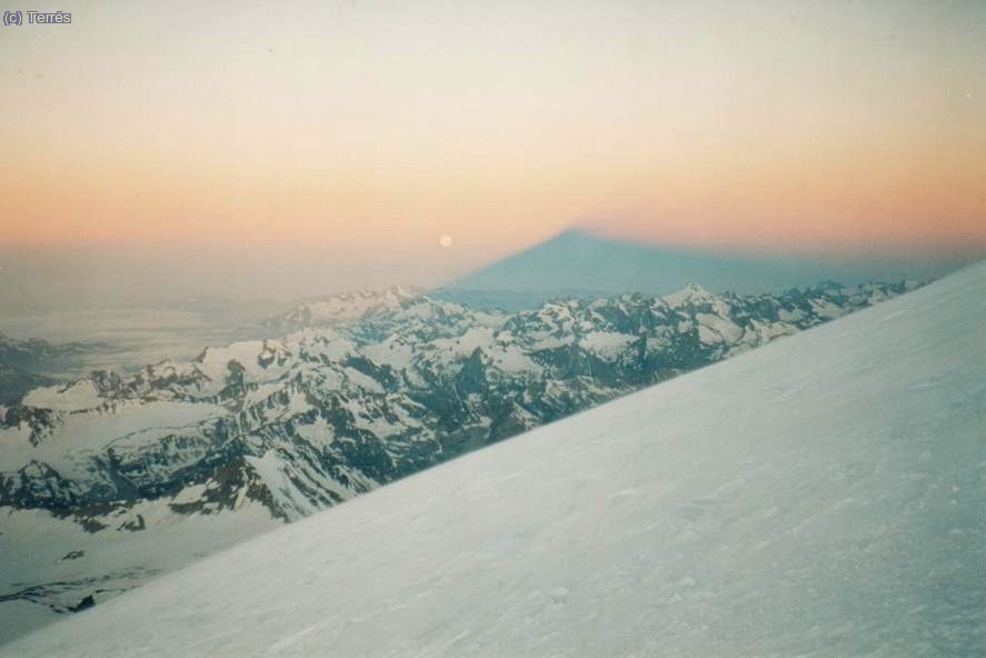 066 Elbrus. La sombra del Elbrus junto a la luna.