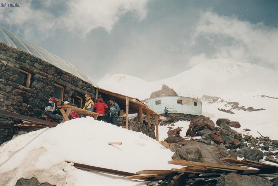 063 Elbrus. Dizel Hut y detrás el arruinado Priyut 11.