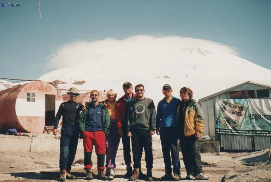 076 Elbrus. El grupo con Nadia, Oleg y Ola en Barrels.