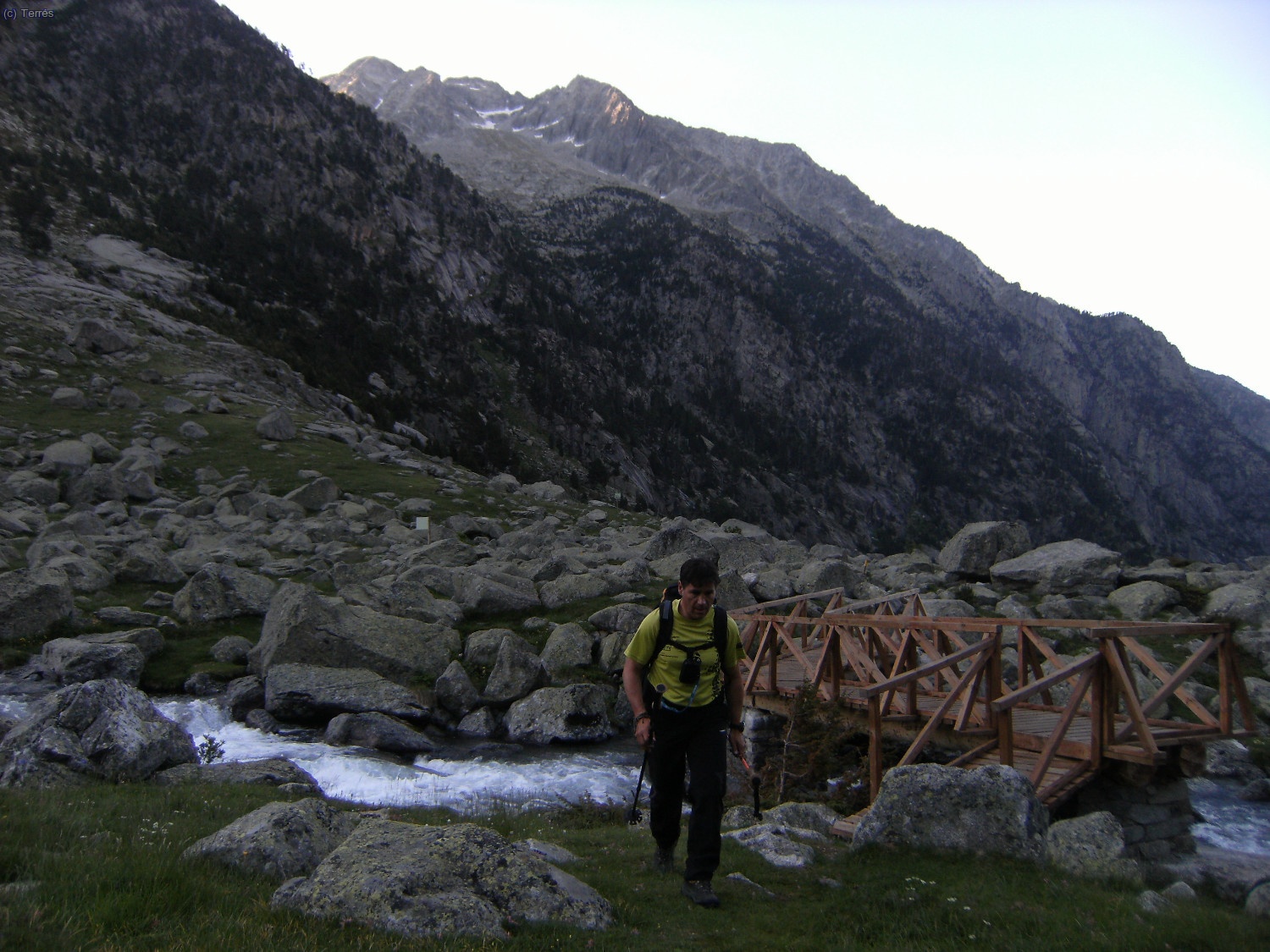 Francesc pasando los puentes en el Pletiu de Riumalo.