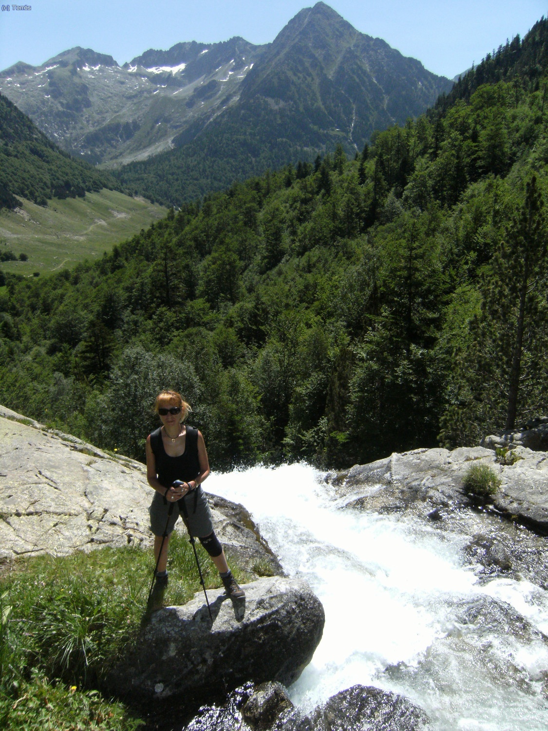Anna en la 1º Cascada, al fondo el Valle de Conangles y macizo de los Besiberris entorno al Molar Gran