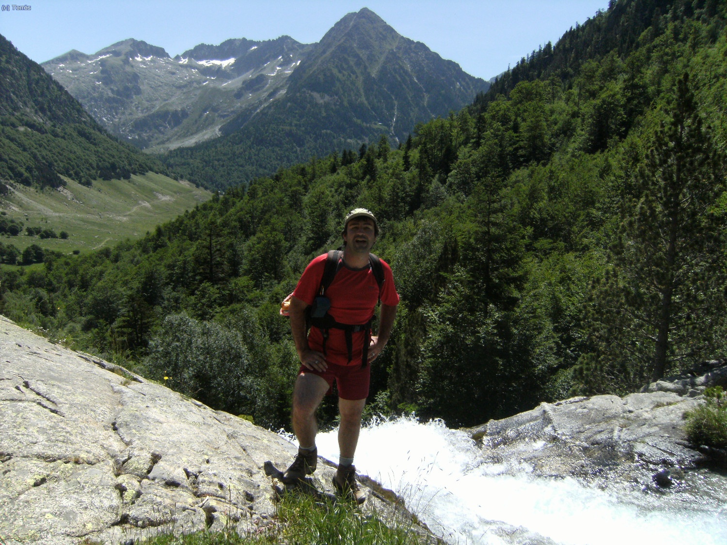 Joaquín Terrés en la 1º Cascada, al fondo el Valle de Conangles y macizo de los Besiberris entorno al Molar Gran