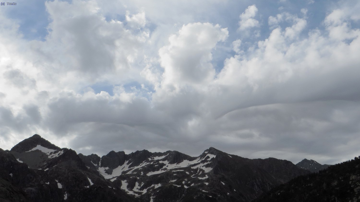 Nubes de viento sobre el macizo de La Pica y Cap de Broate