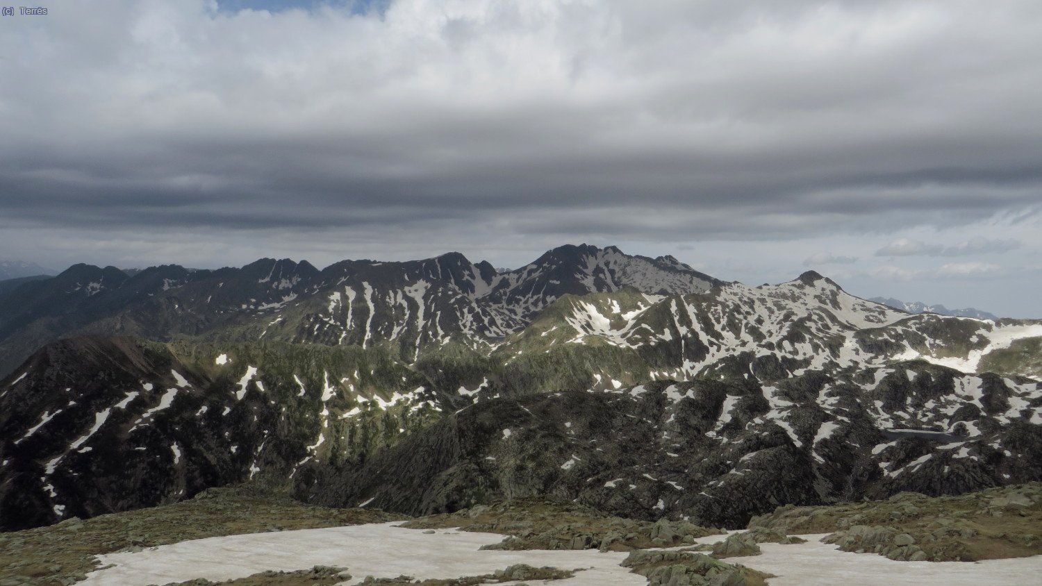 Vistas hacía las montañas del Pirineo español, con el Pic de Certascán en el centro