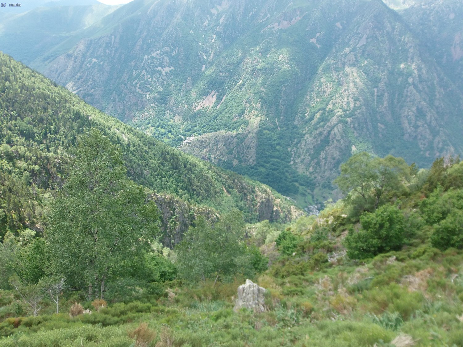 Abajo el Valle de Lladorre con Tavascán (Foto: Raúl y Marta)