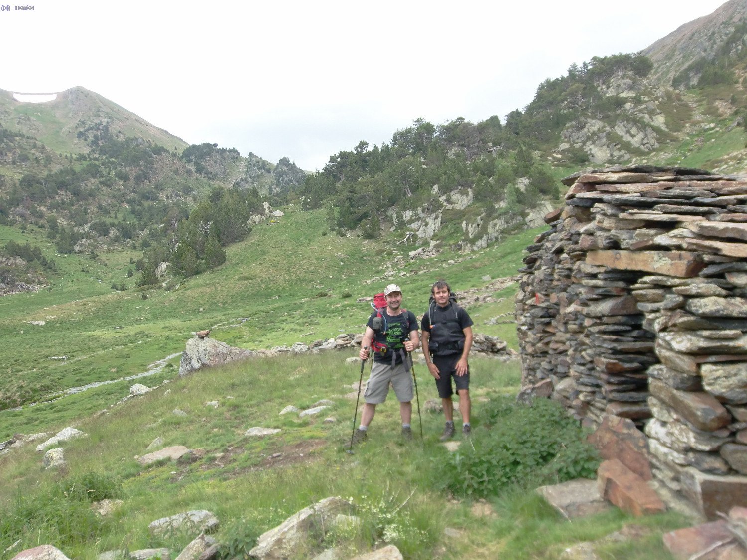 Joaquín Terrés y Raúl junto a la Cabaña de Bolvís (Foto: Raúl y Marta)