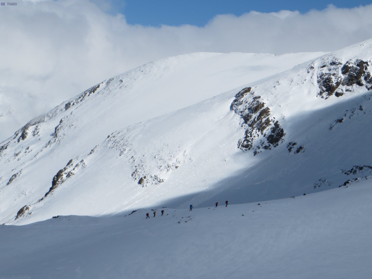 Otros montañeros siguen por la vía normal al Gran Bachimala