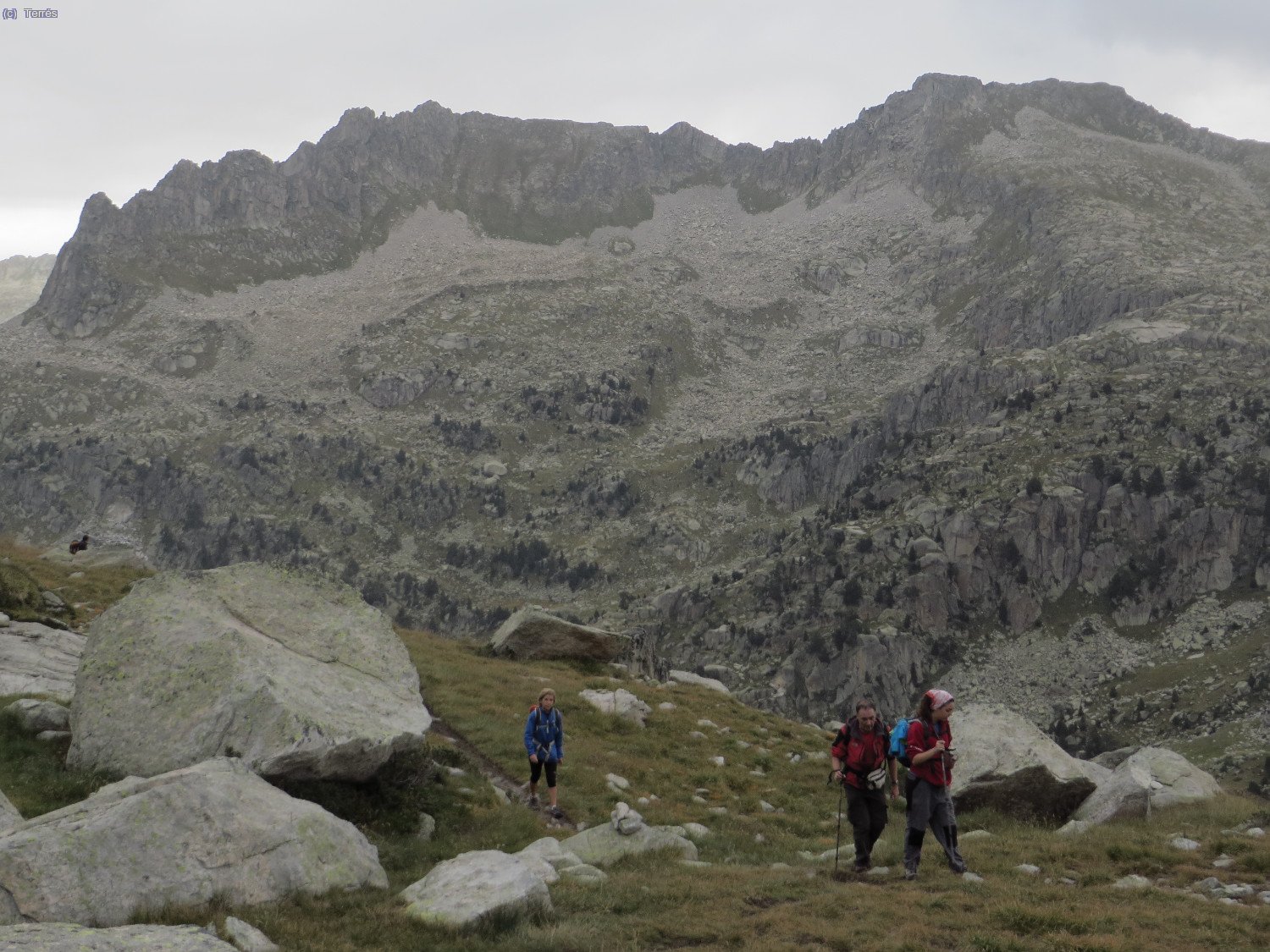 Llegando al Estany del Mamut o de La Roca, atrás quedan las Agujas de Travessani a la izquierda y Pic de La Tallada Llarga a la derecha