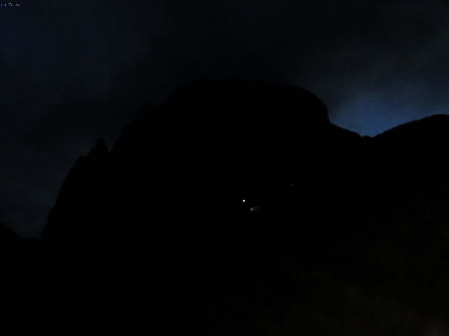 Luces de frontales bajo la oscura mole del Pic du Midi d