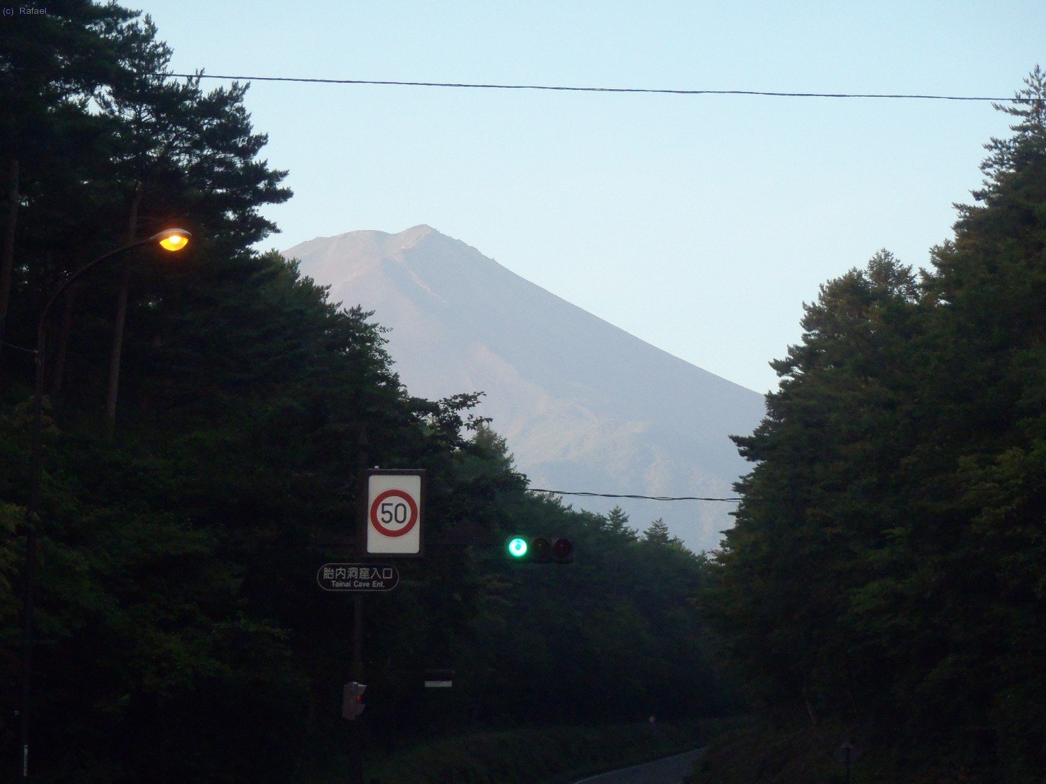 Primeras luces, el Fuji se deja ver por fin desde la población de Kawaguchiko. Nos dirigimos a la 5ª estación.
La meteo nos ha dejado ver por fin al gigante.