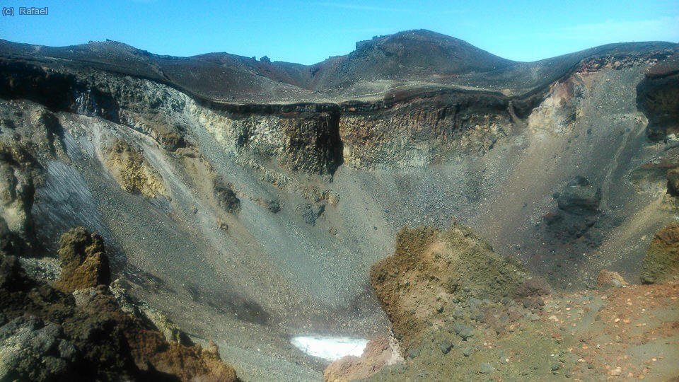 Para que os hagáis idea de las dimensiones, se tarda 1h 30 en rodear el cráter. En el fondo, aún queda un nevero bastante grande.