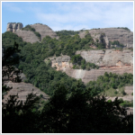 El Morral del Drac, sortint al fons a l'esquerra)