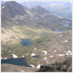 circ de pessons vist des del pic de Pessons, a la banda esquerra comptem 7 estanys grans que formen la ruta dels 7 estanys)