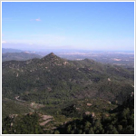 vista del Camp de Tarragona, davant la muntanya i el castell d'Escornalbou, i els pobles de Vilanova d'Escornalbou, Montbrió, Riudoms, més al fons Reus, Tarragona, Cambrils)