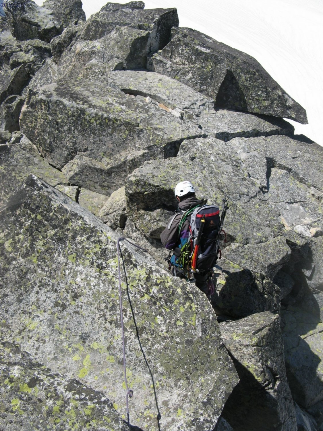 Empezamos la cresta entre grandes bloques de granito... al principio bastante estables....