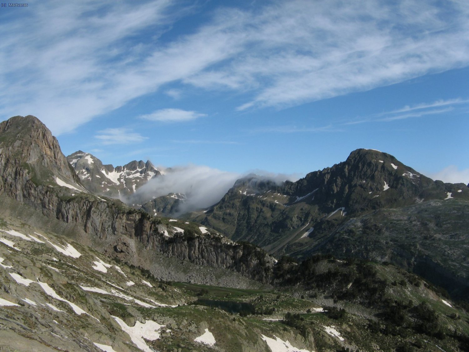La niebla asoma por detras del Salvaguardia