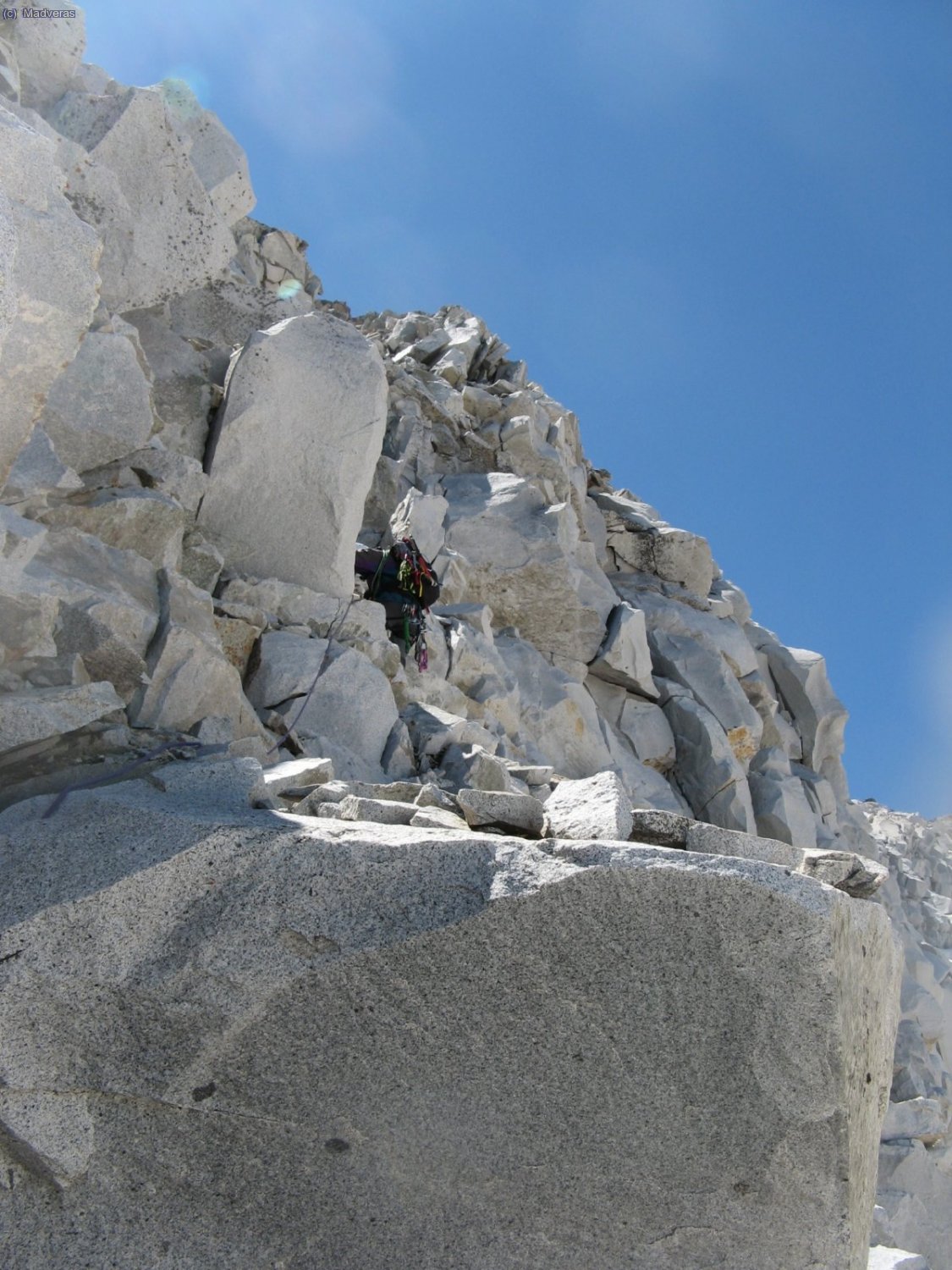 Rapaz buscando la mejor via para seguir