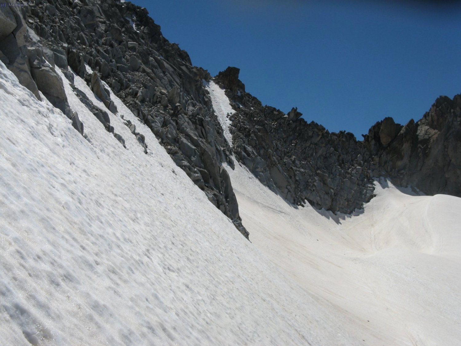 Despu&eacute;s del susto, dejar de temblar como un flan y recuperar el aliento.... nos bajamos... vista del acceso al collado del arimaya desde el glaciar