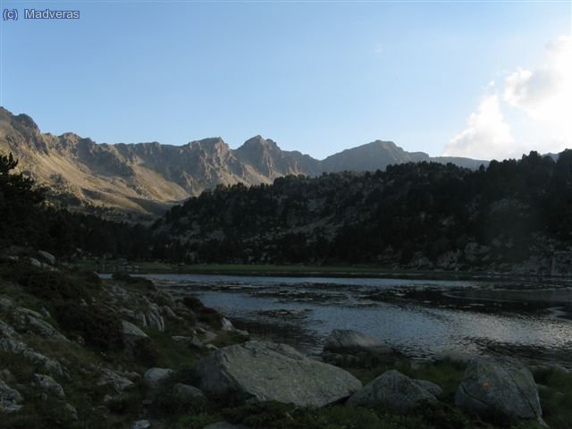el primer estany de Pessons al anochecer