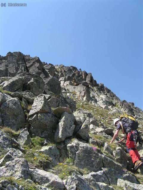 Por terreno facil ya hacia la cima