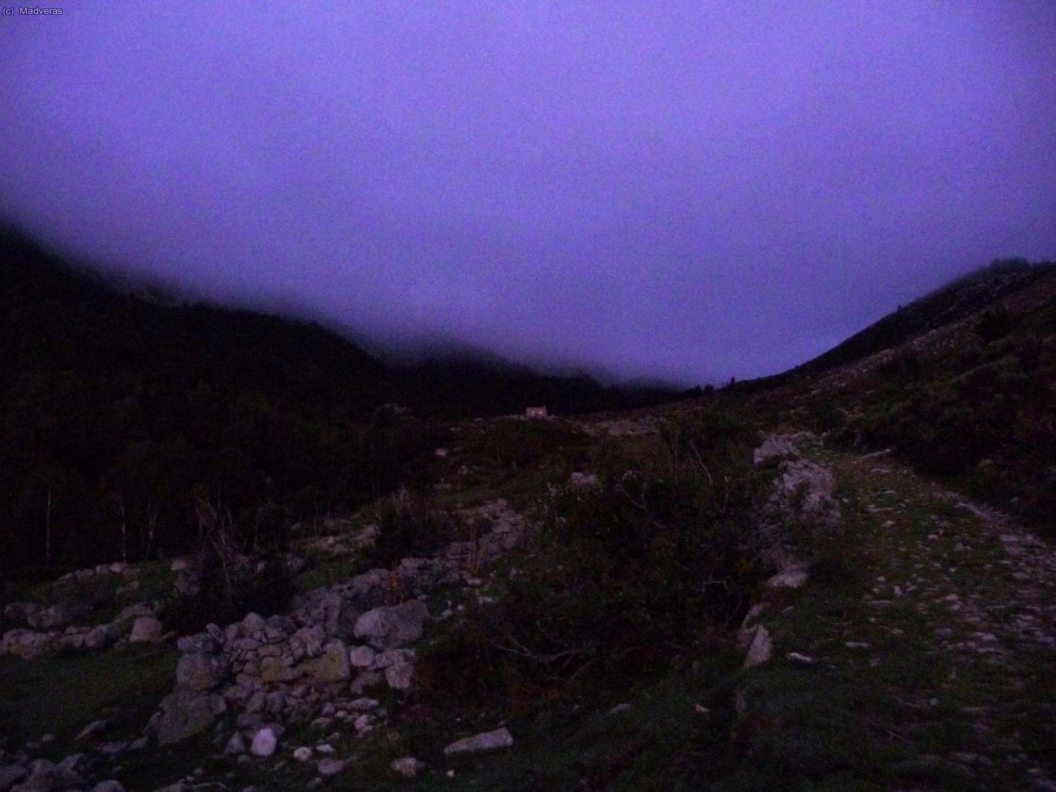 Hay niebla cerrada en el valle a primeras horas