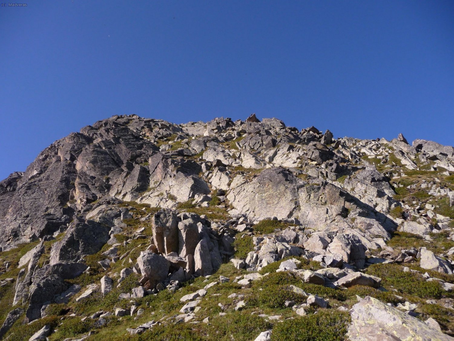 nos queda trepar un poquillo por aqui para llegar a la cima