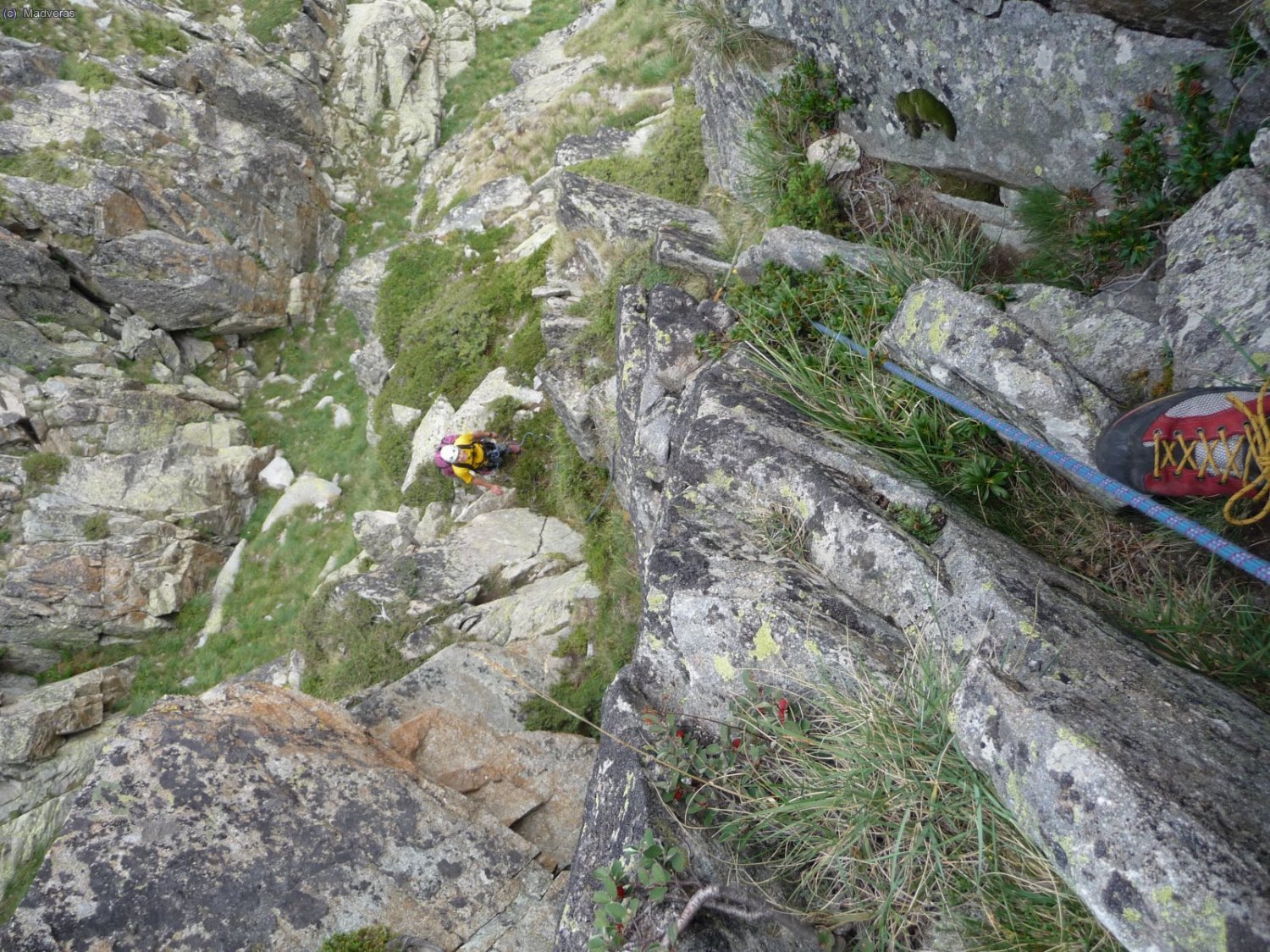 Acceso de nuevo al filo por esta canal herbosa de III ... que guarrerida de escalada...
