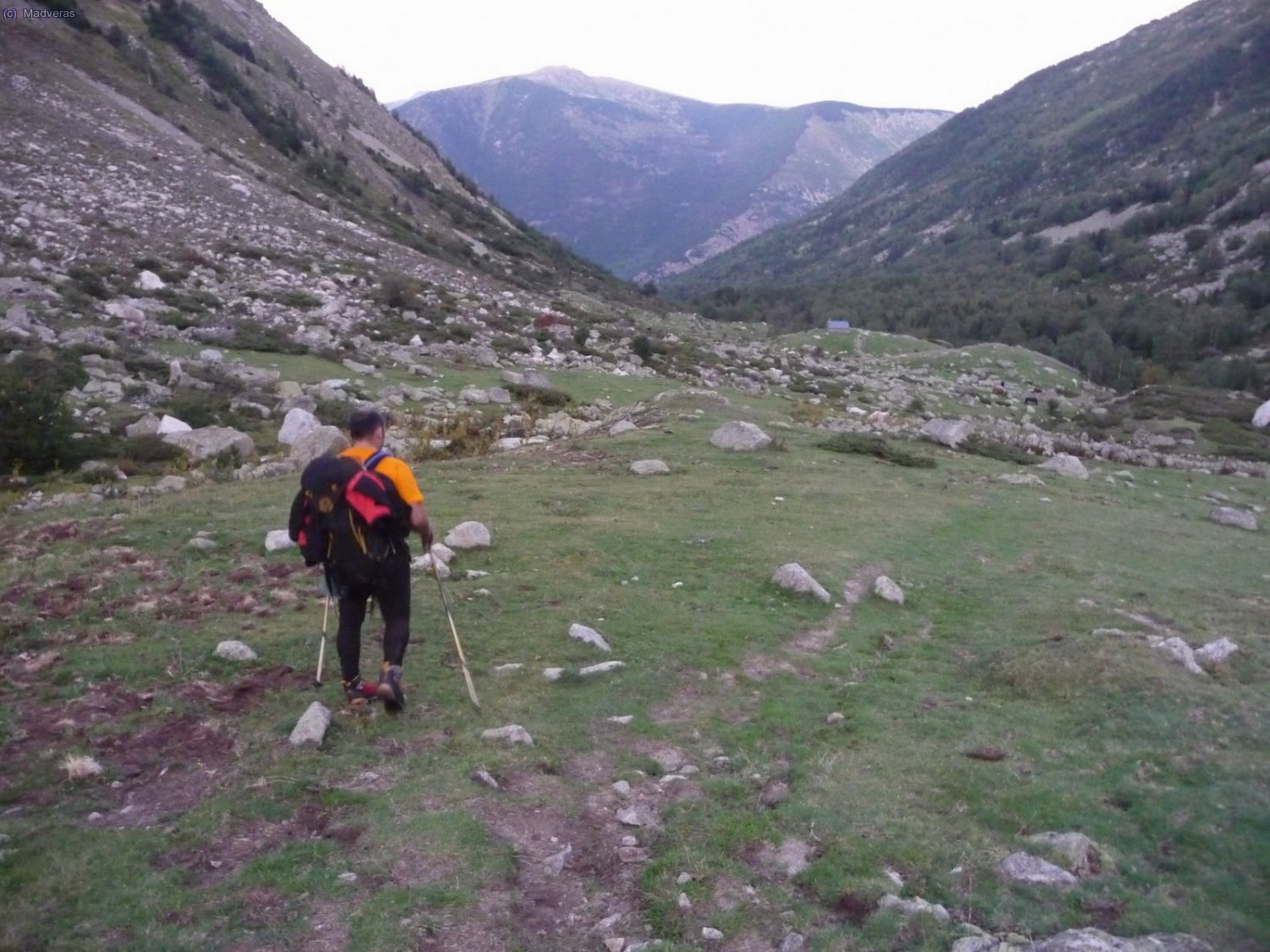 Llegando al refugio, aun queda bajar hasta la furgo.