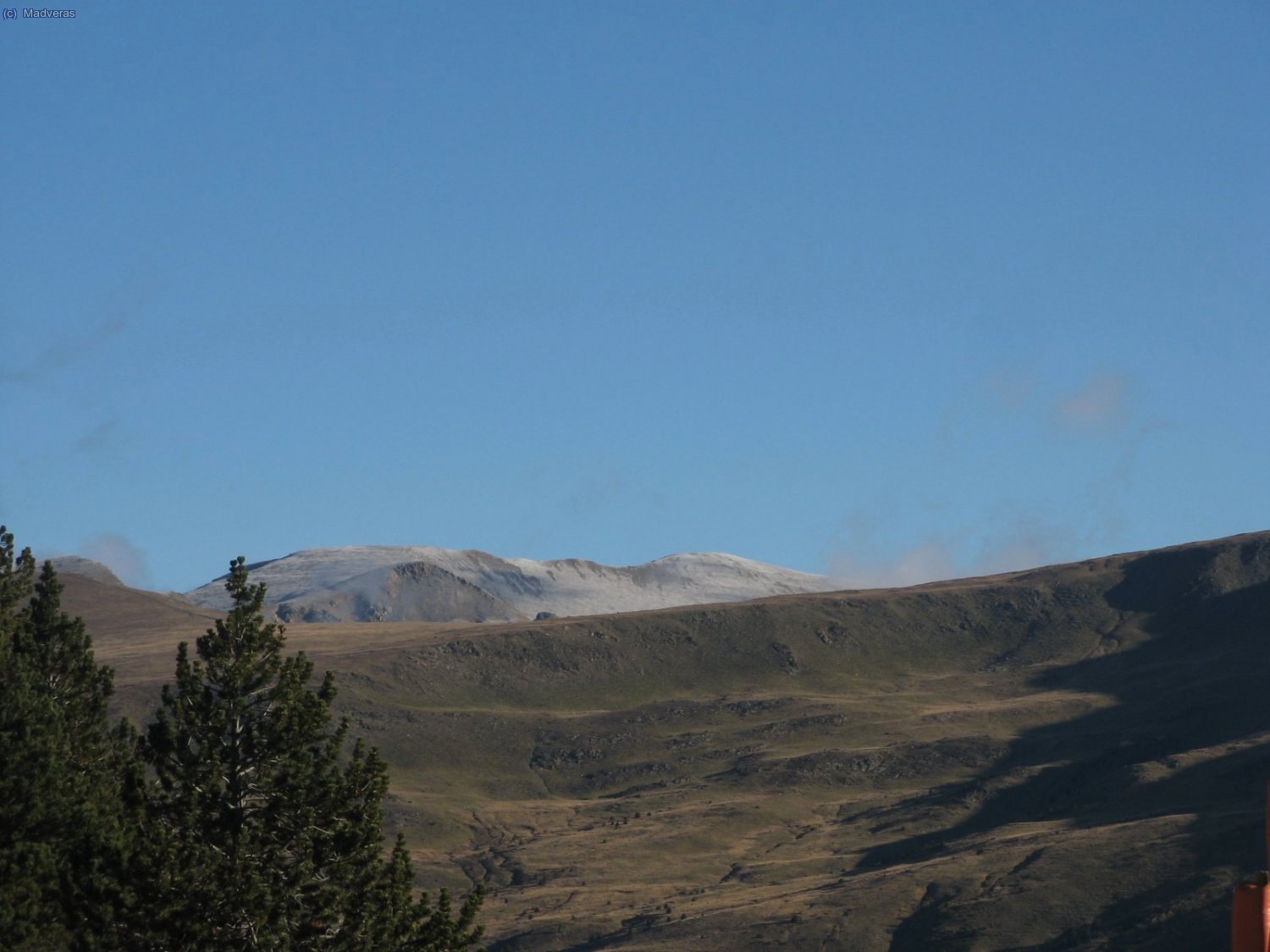 Al dia siguiente las monta&ntilde;as del fondo aparecen blanquitas... de la escarcha!!!