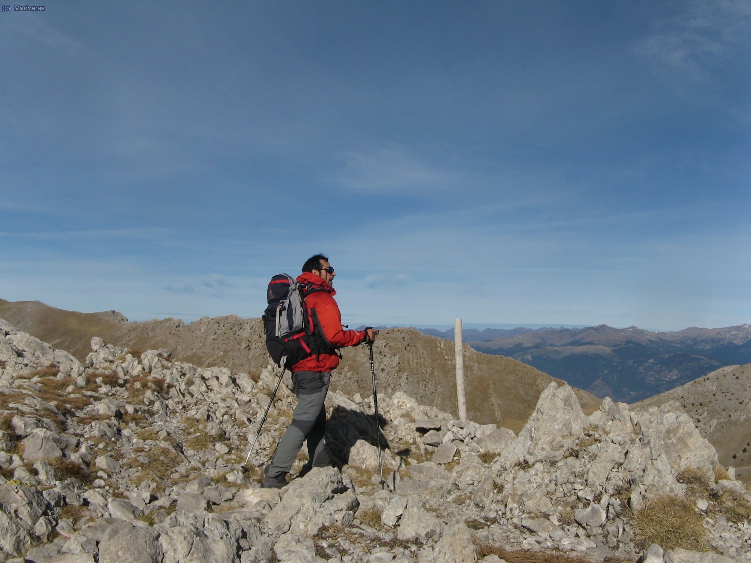 Rapaz mirant per on continua el cam&iacute;... per aqui no podem baixar...