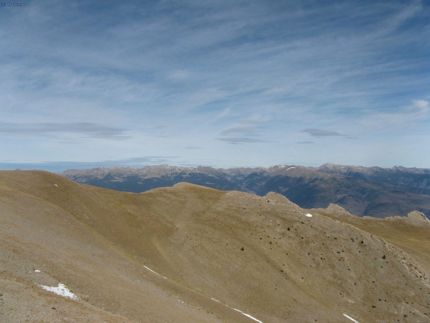 Al fons podem veure els cims de la Cerdanya amb alguna taca de neu