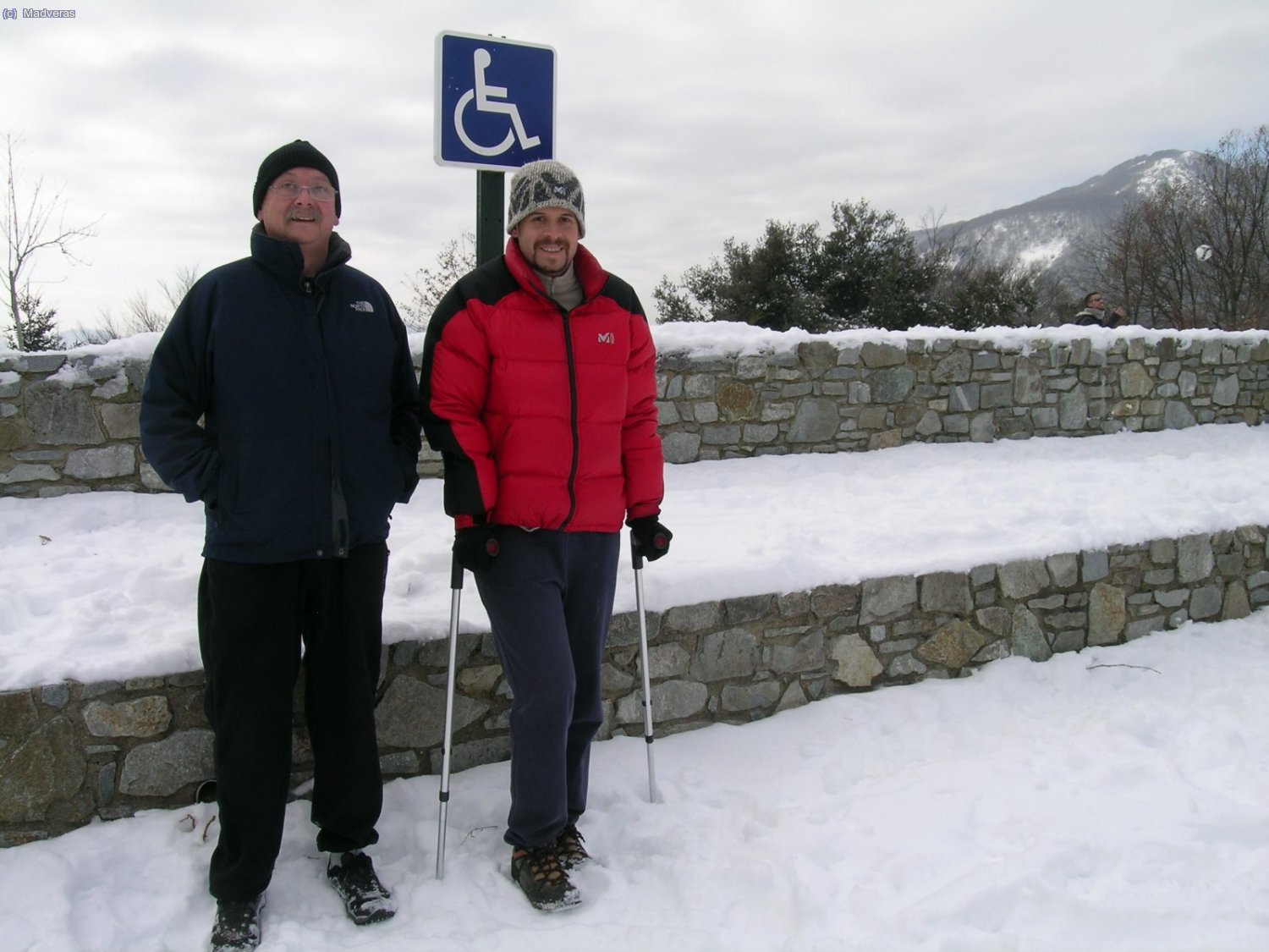 Oooootro parking... Madveras senior y Madveras Junior jejeje, en el Parking de Sesferreres, donde empieza la subida a los Castellets. 
Estaba petadete de nieve, suerte del 4x4