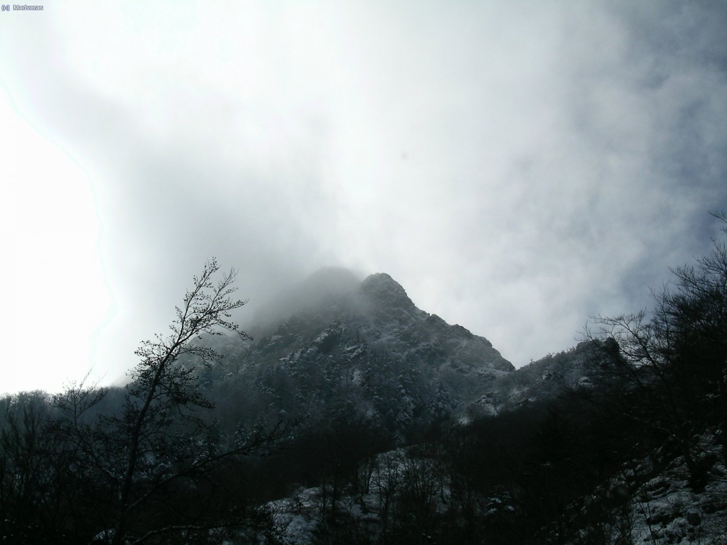 Y una &uacute;ltima vista de Les Agudes entre la niebla, desde el coche