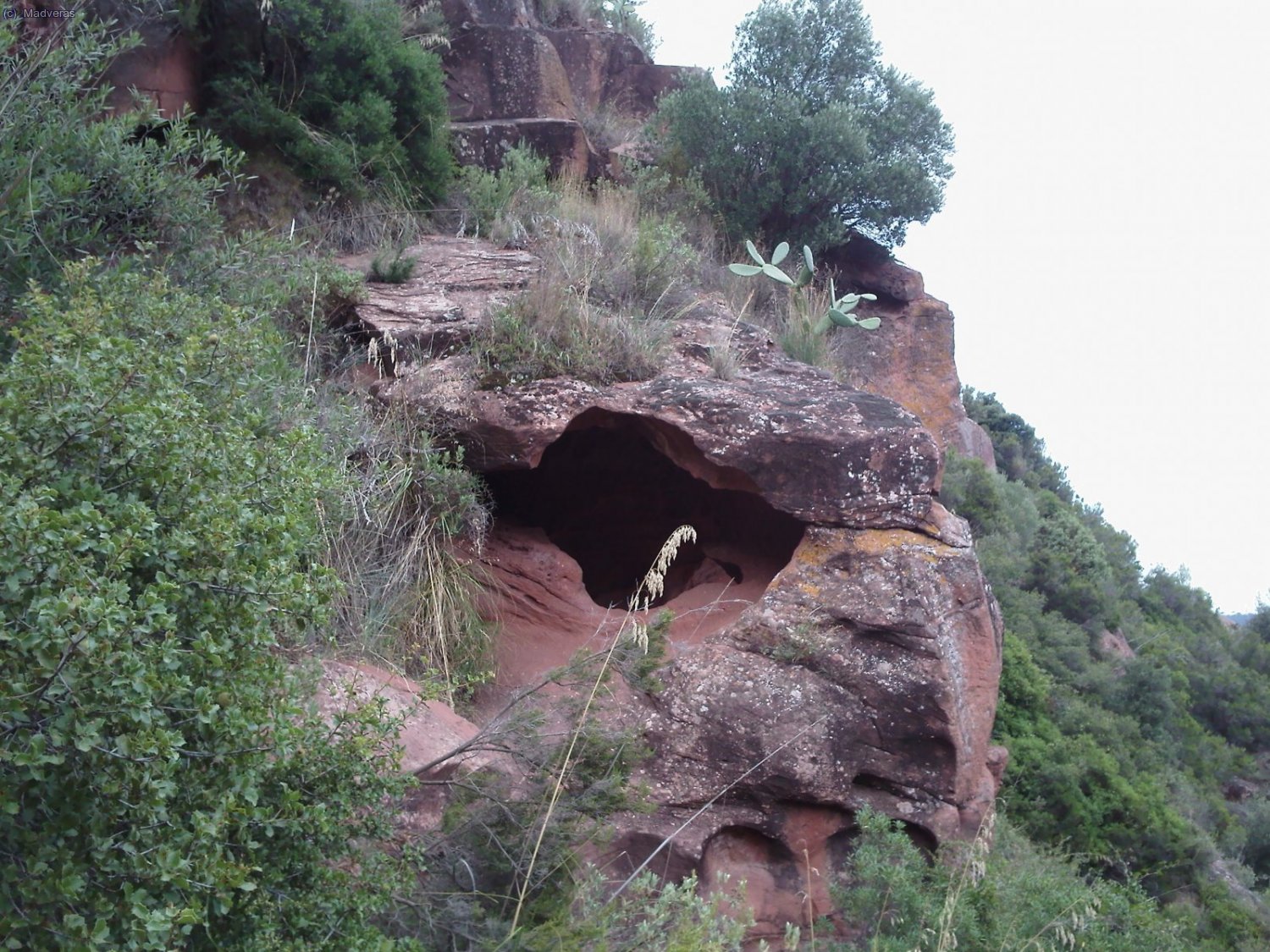 Peque&ntilde;as cuevas o baumas